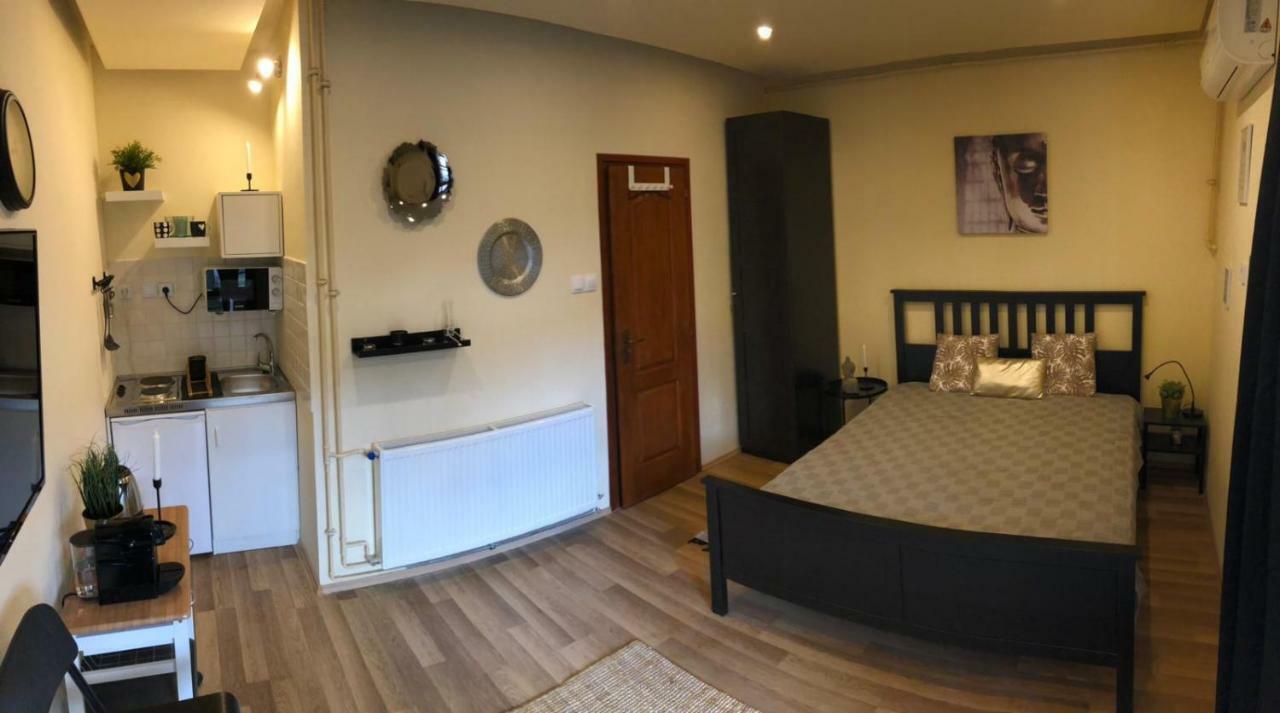 Black & White Apartments • Black Eger Bagian luar foto